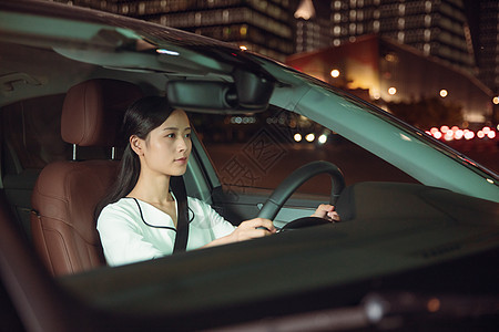 夜晚女性专车司机驾车图片