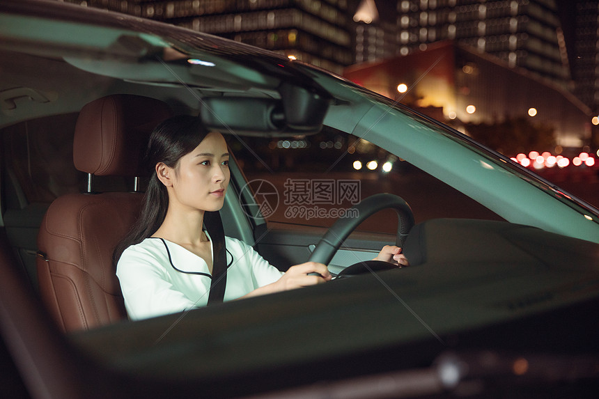 夜晚女性专车司机驾车图片