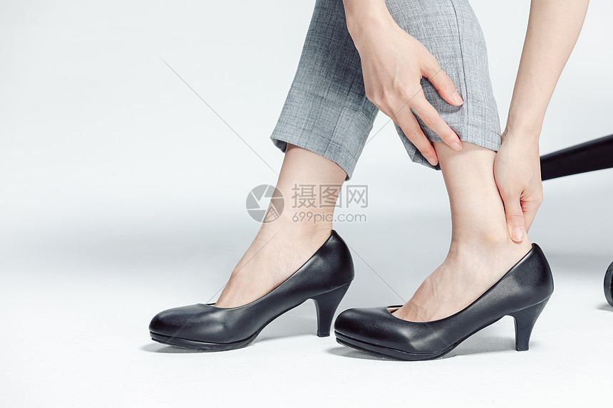 白领商务女性脚部疼痛特写图片