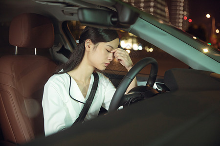 夜晚女性司机疲劳驾车图片