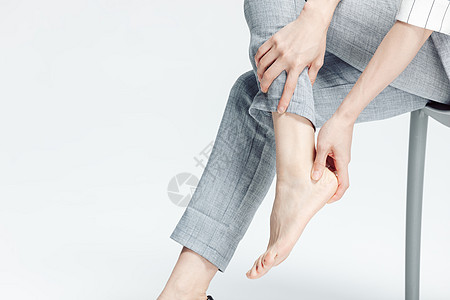 白领商务女性脚部疼痛特写图片