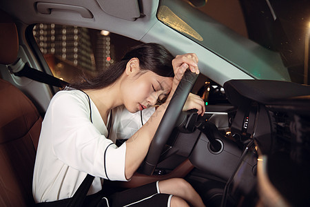 夜晚女性司机疲劳驾驶图片