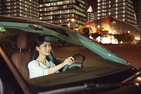 夜晚女性专车司机驾车图片