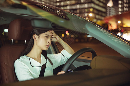 夜晚女性司机疲劳驾车图片