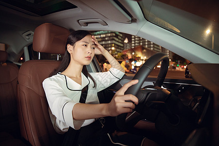 夜晚女性司机疲劳驾车图片
