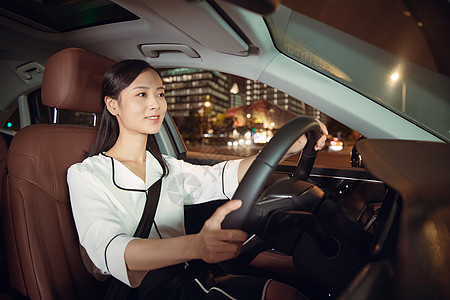 汽车辅助驾驶夜晚女性专车司机驾车背景