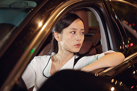 夜晚女性专车司机驾车背景图片