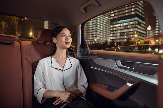 夜晚白领女性乘坐专车图片