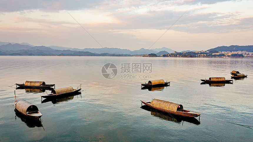 傍晚千岛湖水库的渔船归来图片