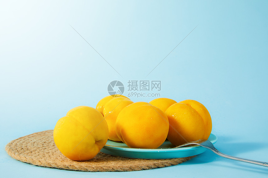 夏日水果黄桃场景图片