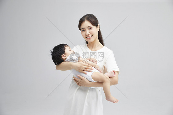 年轻妈妈抱着熟睡的婴儿图片