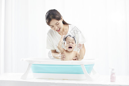 年轻妈妈给宝宝洗澡背景图片