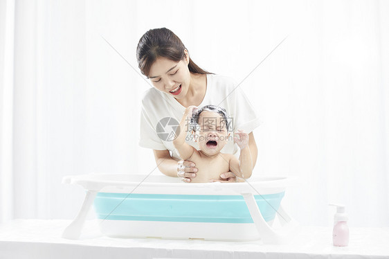 年轻妈妈给宝宝洗澡图片