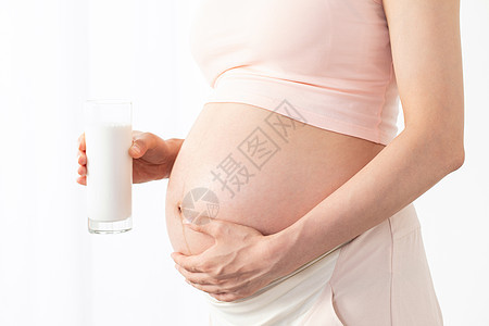 孕妇手拿牛奶图片