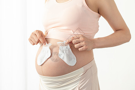 孕妇拿婴儿袜子图片