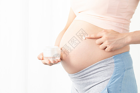 孕妇给肚子上涂抹润肤乳图片