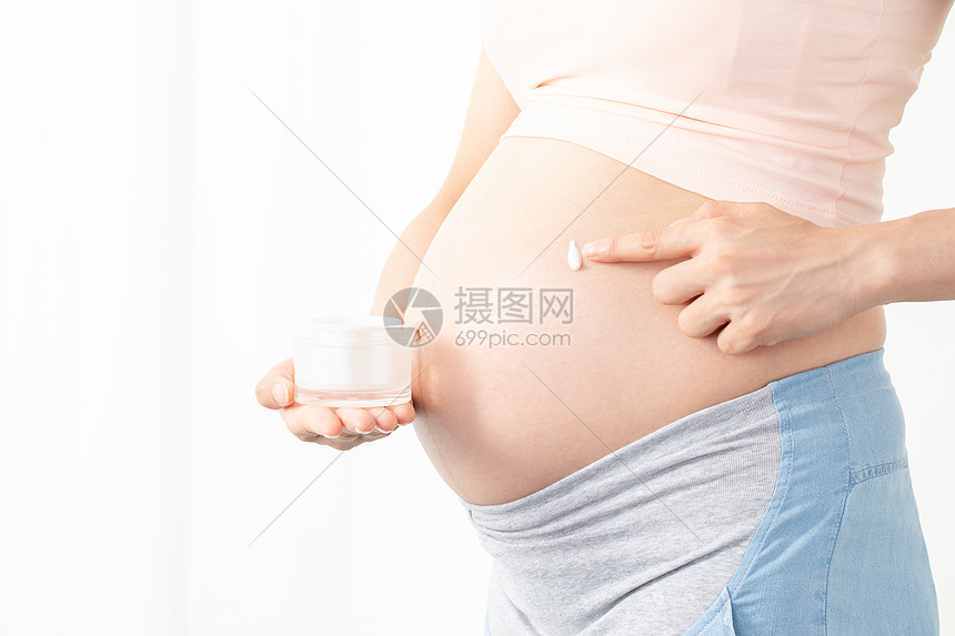 孕妇给肚子上涂抹润肤乳图片