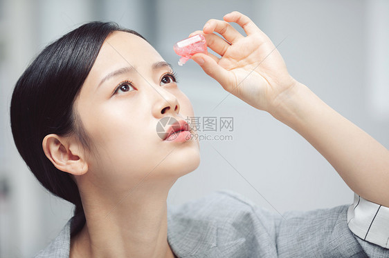 商务女性滴眼药水特写图片