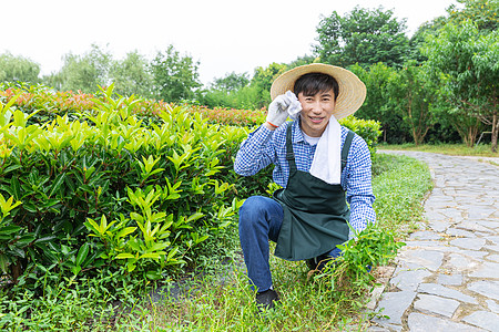 农夫在农场里摘杂草图片