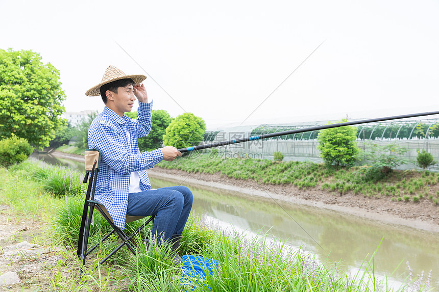 农夫乡间河岸钓鱼图片