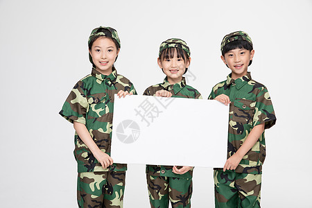 穿军装的女孩穿军装儿童拿白板展示背景