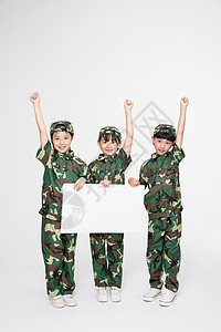 穿军装儿童拿白板展示高清图片