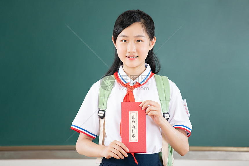 手捧录取通知书的初中生