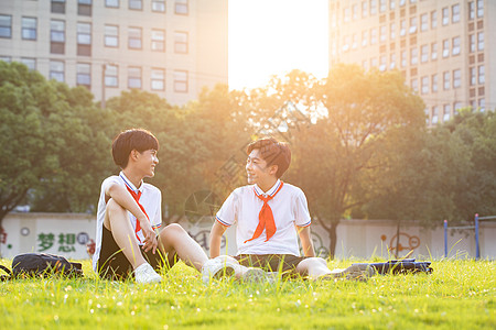 坐在操场草坪上的同学们图片素材
