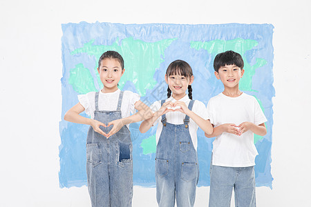 孩子在墙上画画儿童站在绘制的视界地图前面背景