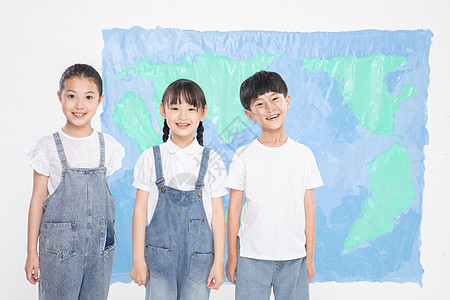 儿童站在绘制的视界地图前面图片