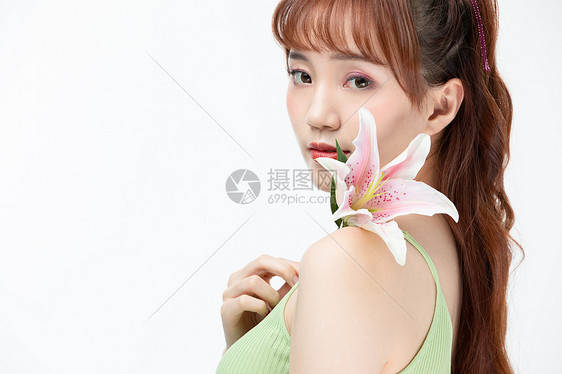 百合花与甜美女孩图片