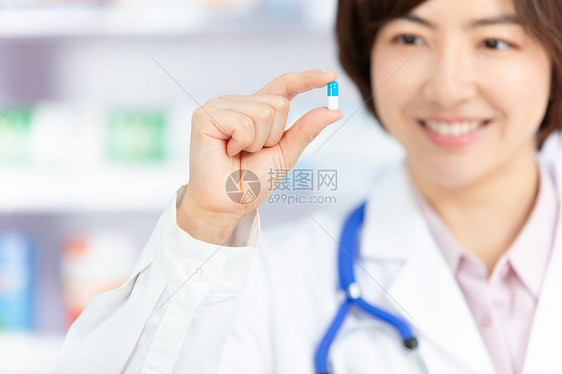 药剂师手拿一颗药图片