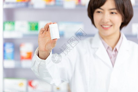 药剂师手拿一瓶药图片
