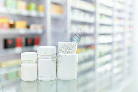 药房柜台上的药瓶背景图片
