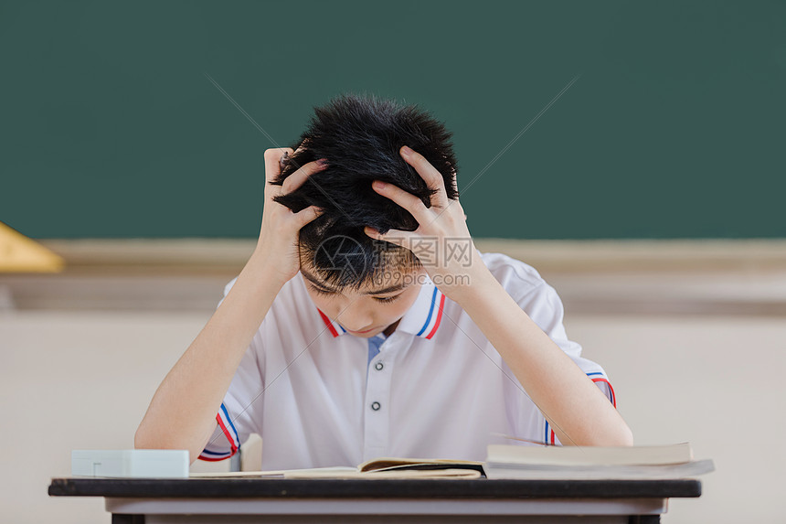 学生在为学习难题苦恼