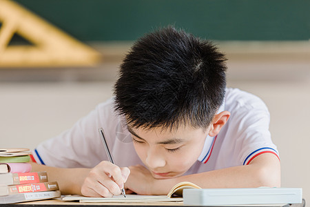 加班趴在桌上图片