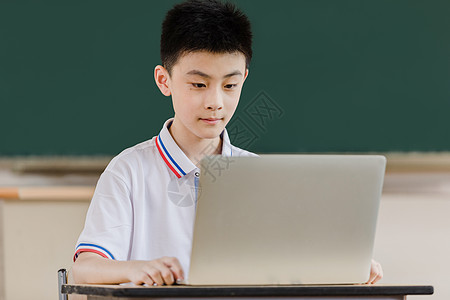学生坐在电脑前学习背景图片