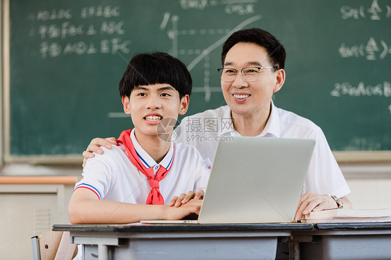 教师辅导学生学习图片