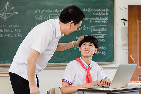 教师在鼓励学生学习高清图片