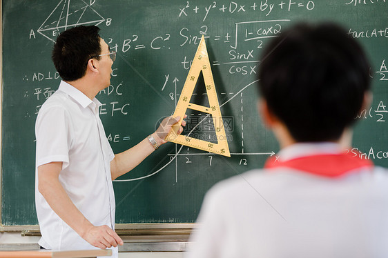 教师提问学生回答问题图片