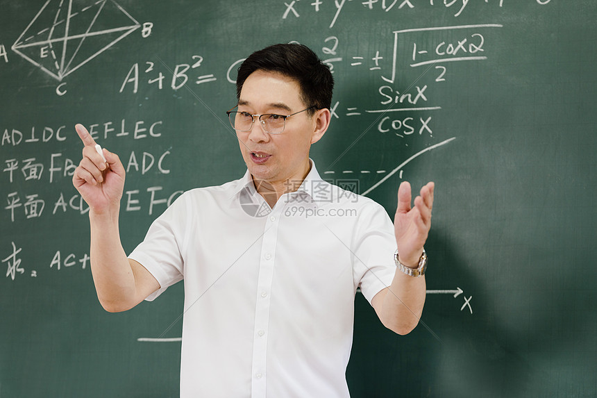 教师在给学生上课高清图片下载-正版图片501652897-摄图网