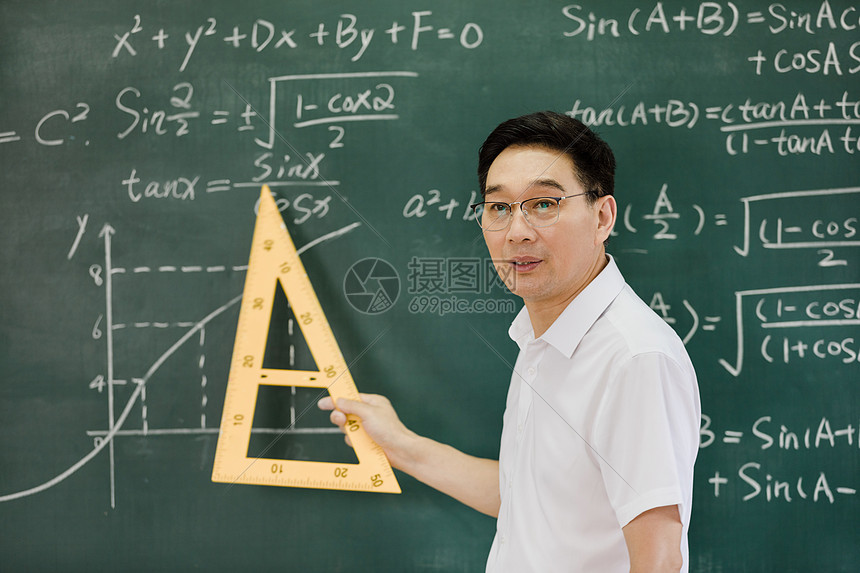 教师在给学生上课高清图片下载-正版图片501652904-摄图网