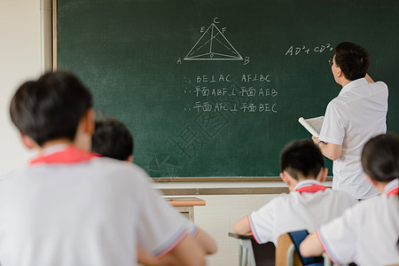 小学生听课教师在给学生上课背景