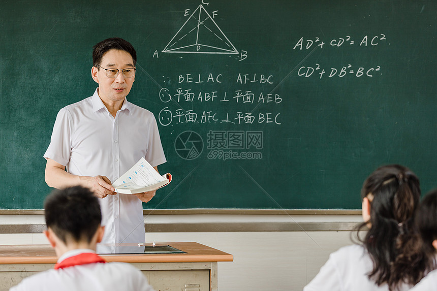 教师在给学生上课高清图片下载-正版图片501652917-摄图网