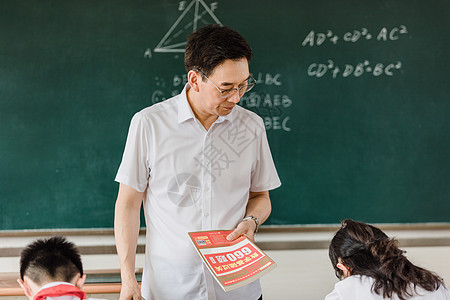 教师辅导学生课堂作业高清图片