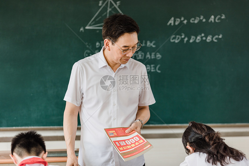 教师辅导学生课堂作业图片