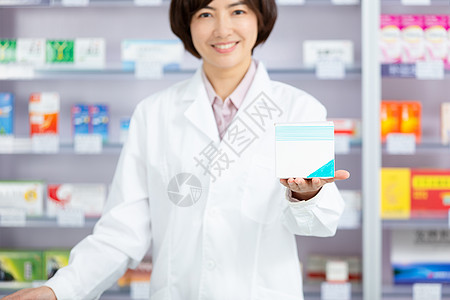 药剂师手拿一盒药图片