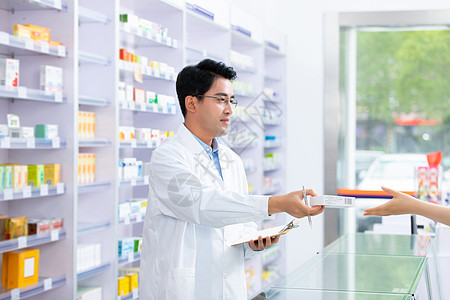 药剂师给客户递药图片素材