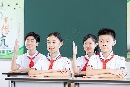 学生课堂上举手抢答图片