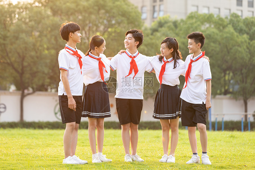 操场草坪上手搭肩的同学们